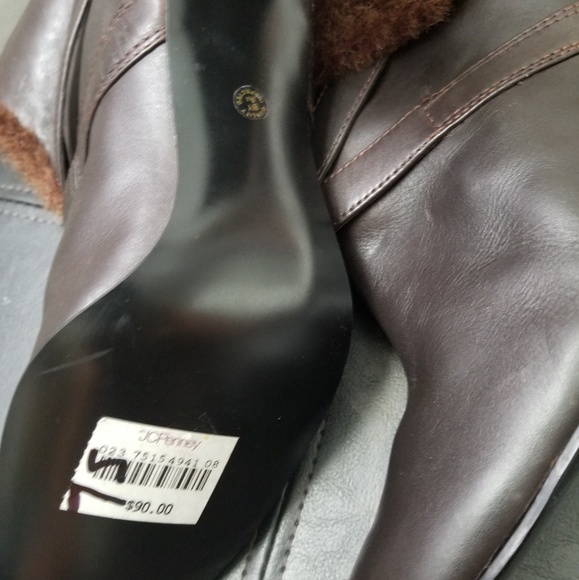 Short boots with brown plush St.John's bay Size 8M - Picture 4 of 4